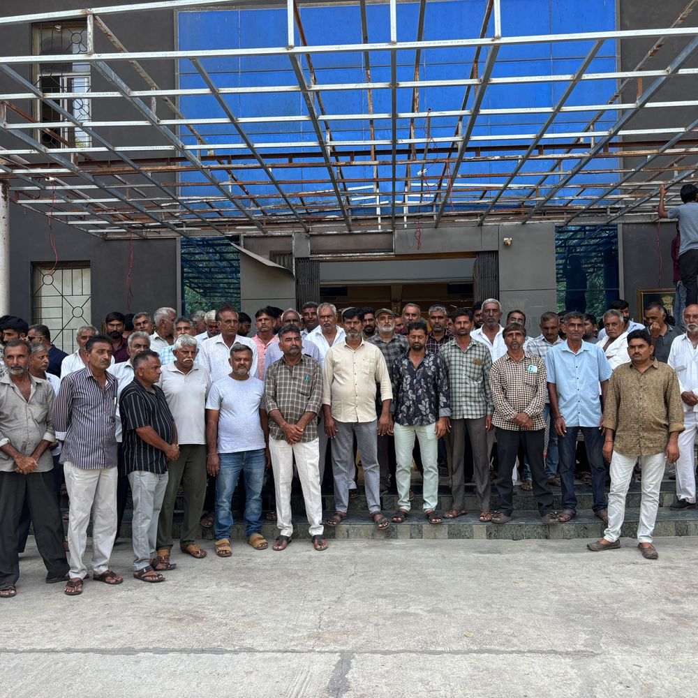 જેટકોની 220 કેવી વીજલાઈન સામે ખેડૂતોમાં રોષ:વળતર વિના દાદાગીરી કરી ખેડૂતોને વિશ્વાસમાં લીધા વિના સહીઓ કરાવી હોવાના આક્ષેપ સાથે કલેક્ટરને આવેદનપત્ર