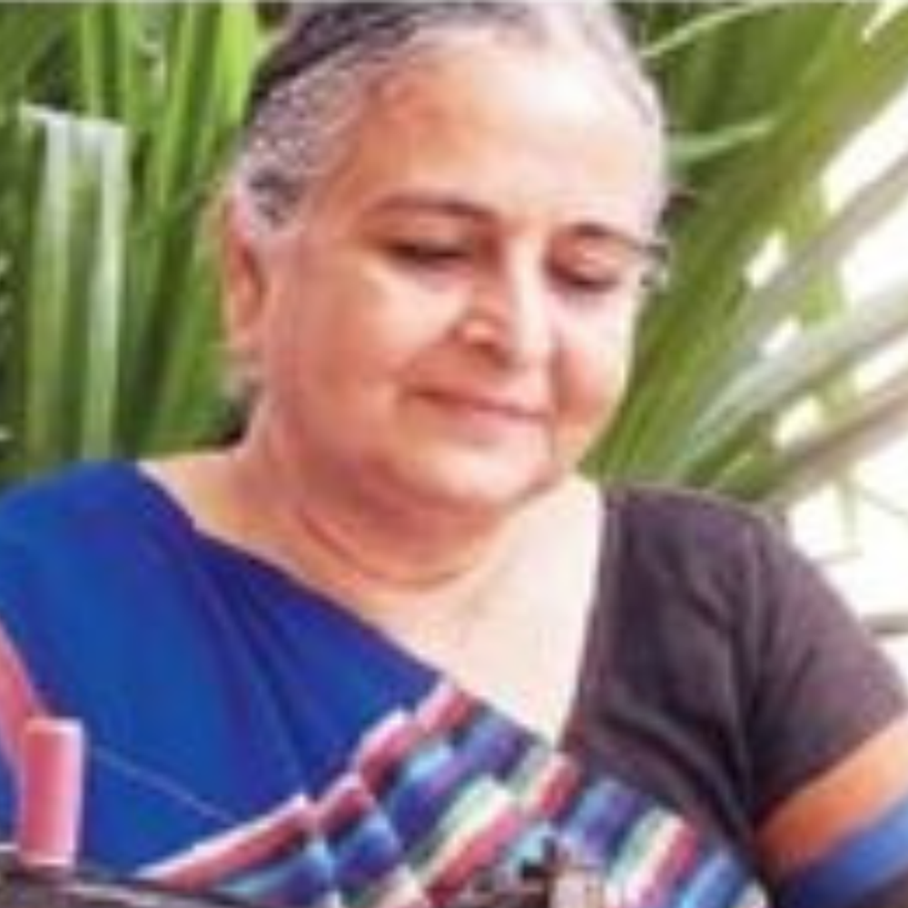 74 વર્ષીય વૃદ્ધાએ YouTube પરથી સિલાઈ શીખી, 400 ગરીબ બાળકોને આપી શૈક્ષણિક કિટ