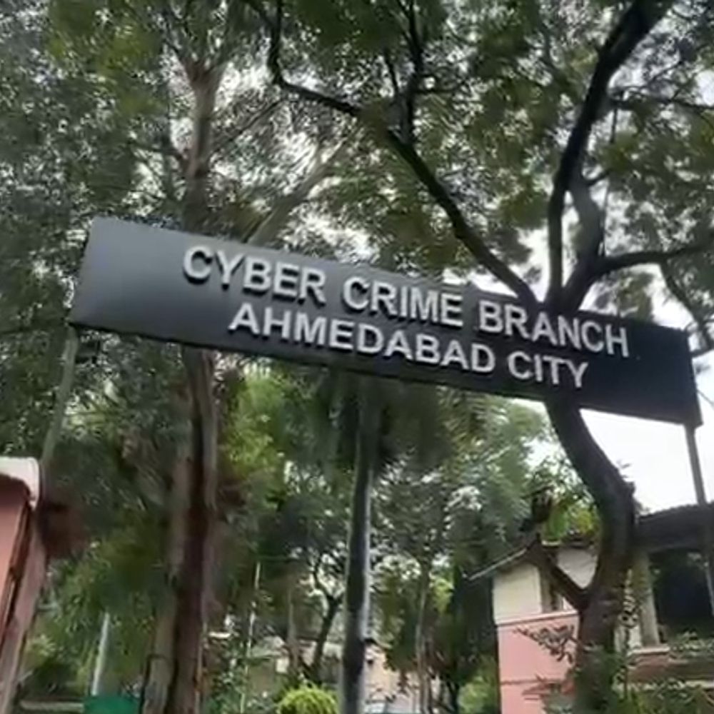 વીડિયો વાઇરલ કરવાની ધમકી આપી 49.78 લાખ પડાવ્યા:ન્યૂડ યુવતીનો વીડિયો કોલ કરી તરત કટ કર્યો, બાદમાં ‘વીડિયો રેકોર્ડ થઈ ગયો’ કહી બ્લેકમેઇલિંગ શરૂ કર્યું