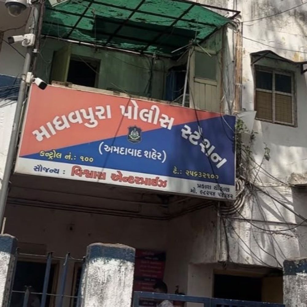 સમાધાનના બહાને બોલાવી યુવક પર પાઈપ-છરીથી હુમલો:પિતાને બચાવતા પુત્રને પણ માર માર્યો, માધવપુરા પોલીસે હત્યાના પ્રયાસનો ગુનો નોંધ્યો