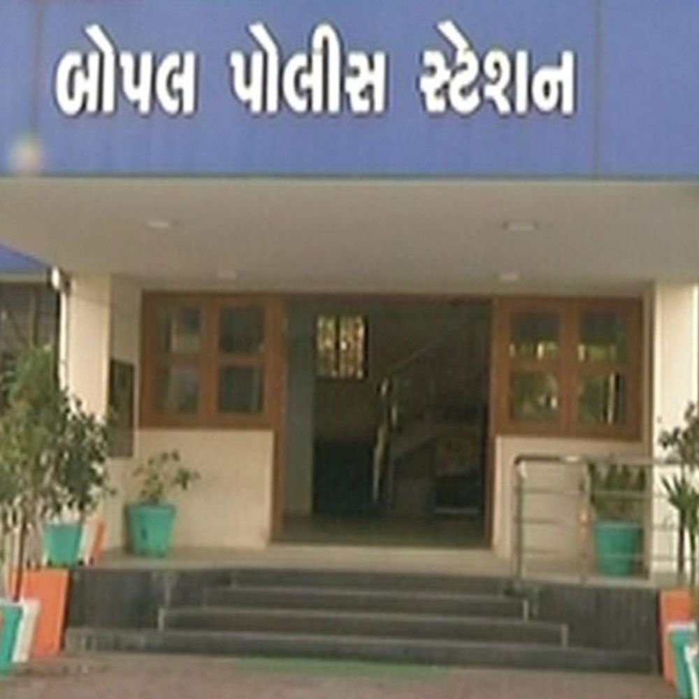 શેલામાં ફોનવાલે શો-રૂમના મેનેજરે રૂ. 20 લાખની ઉચાપત કરી:રૂ. 14 લાખના 16 મોંઘા સ્માર્ટફોન બારોબાર વેચી માર્યા, રૂ. 6 લાખનું બેન્કિંગ શોર્ટ આવ્યું