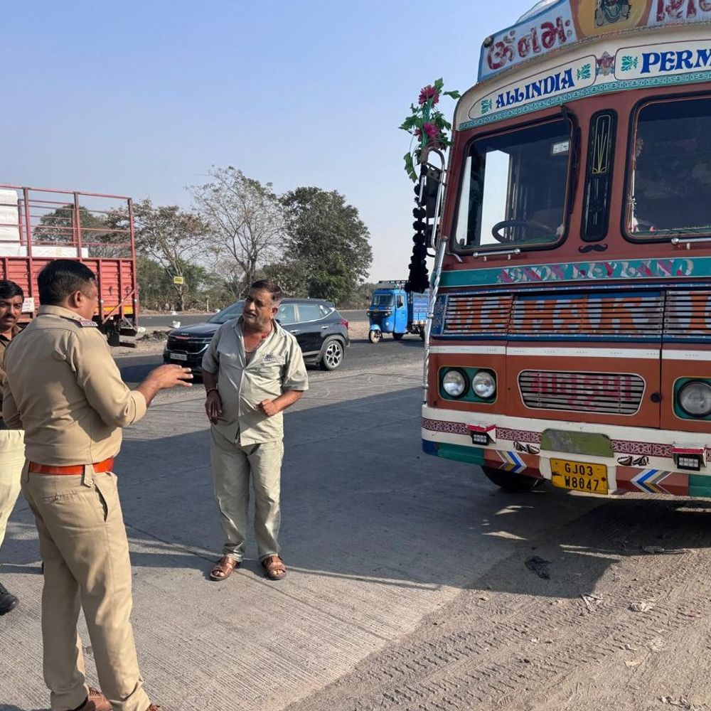 9 માસમાં ટ્રાફિક નિયમનો ભંગ કરતા 14,149 ઝડપાયા:RTO એ જાન્યુઆરીથી સપ્ટેમ્બરમાં રૂ.5.12 કરોડનો દંડ ફટકાર્યો : ઓવરલોડ વાહનો, વ્હાઇટ લાઇટ LED, લાઇસન્સ વિનાના વાહન ચાલકોની સંખ્યા વધુ