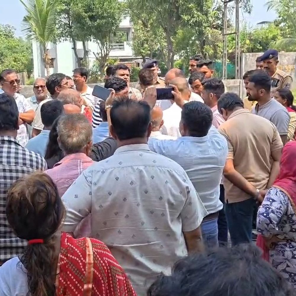 વલસાડના વાંકલ ગામે સરકારી જમીન પર દબાણ હટાવવા ટીમ પહોંચી:ગ્રામજનોના વિરોધ બાદ TDOએ દબાણકર્તાઓને 1 મહિનાનો સમય આપ્યો
