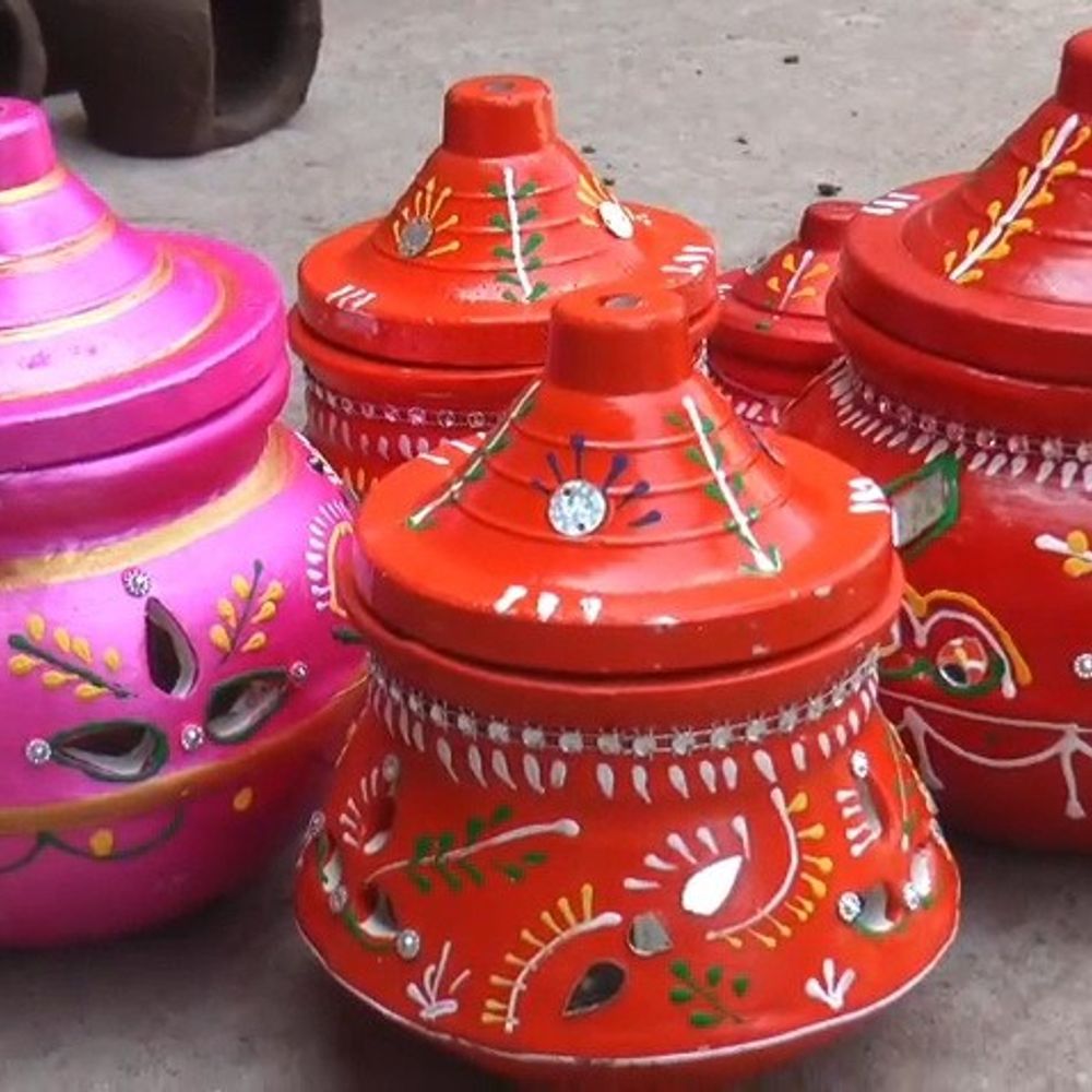 બોટાદ-ગઢડામાં માટીના ગરબા લોકપ્રિય:ચાકડા પર તૈયાર આધુનિક ડિઝાઈન; કુંભાર પરિવારે જાળવી રાખી પરંપરા