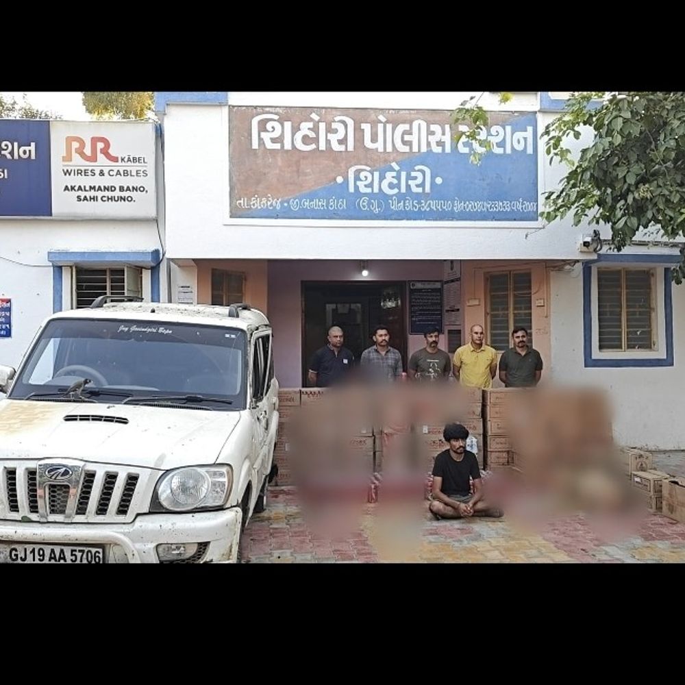 LCB એ શિહોરી-થરા હાઈવે પર દારૂ ભરેલી કાર ઝડપી:કારમાંથી 7.33 લાખનો વિદેશી દારૂ અને 4 લાખની ગાડી સહિત 11.63 લાખનો મુદ્દામાલ જપ્ત કરાયો