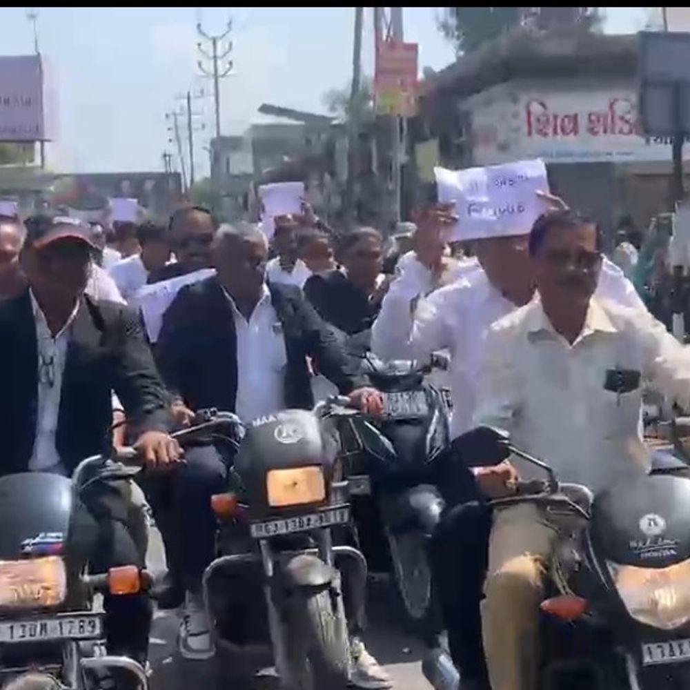 સુરેન્દ્રનગરમાં વકીલોએ નવા ભાડા કાયદાનો વિરોધ કર્યો:જૂનો રેન્ટ એક્ટ યથાવત રાખવા બાઇક રેલી કાઢી, કલેક્ટર કચેરીએ સૂત્રોચ્ચાર કર્યા