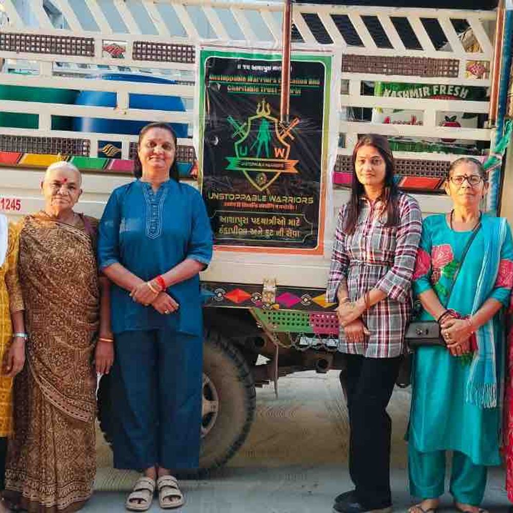 મોરબીના અનસ્ટોપેબલ વોરિયર્સ ગ્રુપે પદયાત્રીઓને 108 કિ.મી. સેવા આપી:માતાના મઢ જતા ભક્તોને રસ્તામાં પાણી, ઠંડા પીણા અને ફ્રૂટનું વિતરણ કર્યું