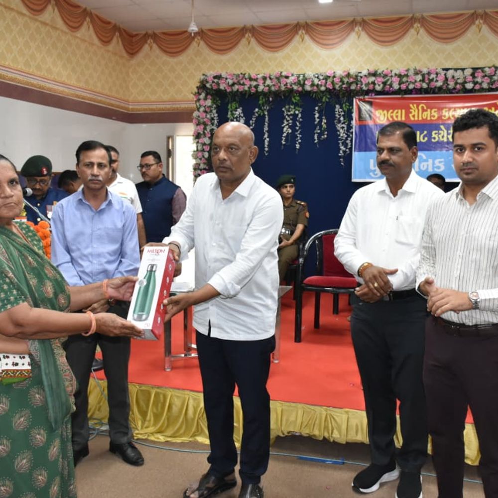 અમરેલીમાં પૂર્વ સૈનિકો અને શહીદોના પરિવારજનોનું સંમેલન યોજાયું:સાંસદે એક મહિનાનો પગાર સૈનિક ‎પરિવારજનોના કલ્યાણ માટે આપ્યો‎