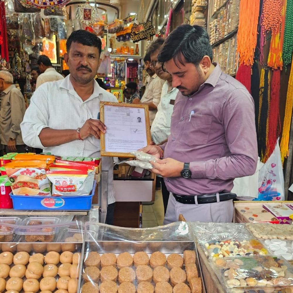 માતાના મઢમાં આવેલી દુકાનોમાં FDCAનું ચેકિંગ:આસો નવરાત્રીમાં શ્રદ્ધાળુઓને શુદ્ધ પ્રસાદ મળે તે માટે કાર્યવાહી, 31 ખાદ્ય નમૂના લેવાયા
