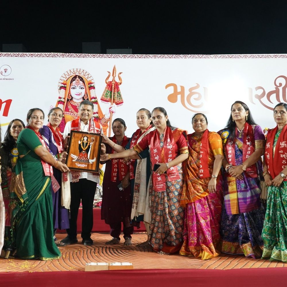નિકોલમાં ખોડલધામના રથના વધામણાં: 8 હજારથી વધુ શ્રદ્ધાળુઓ ઉમટ્યા:ભોજલધામ સોસાયટીથી નવરાત્રિ ગ્રાઉન્ડ સુધી મા ખોડલની ભવ્ય રથયાત્રા યોજાઈ; સામાજિક અને રાજકીય અગ્રણીઓની વિશેષ ઉપસ્થિતિ