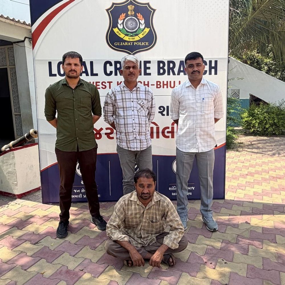અંજાર ચોરી કેસનો નાસતો આરોપી ભુજમાંથી ઝડપાયો:પશ્ચિમ કચ્છ LCBએ મોટાપીર ચોકડી પાસેથી તેને દબોચી લીધો