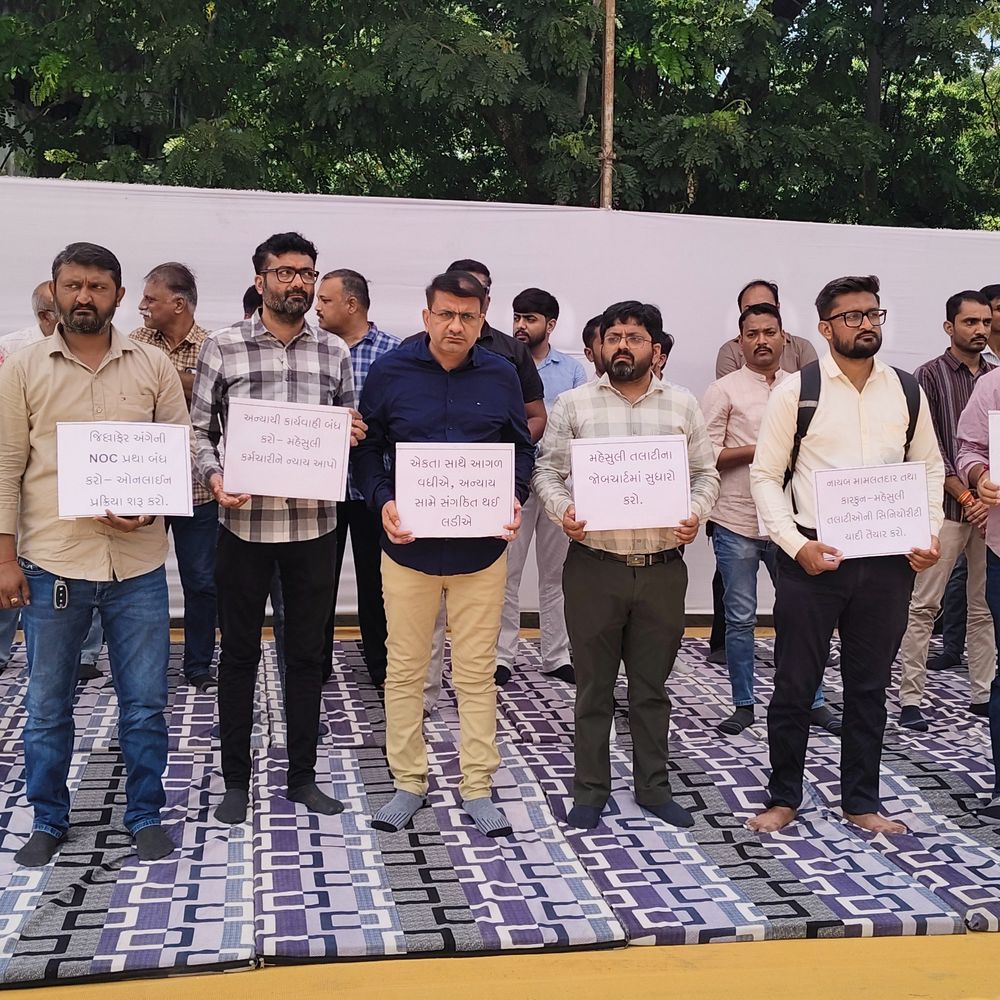 સરકાર સામે મહેસૂલી કર્મચારીઓનું રણશિંગુ:પડતર માંગણીઓનો ઉકેલ નહીં આવતા વડોદરાના 380 મહેસૂલી કર્મચારીઓ અચોક્કસ મુદતની હડતાળ પર, આવકના દાખલાથી ઈ-ધરા સુધીની કામગીરીને અસર