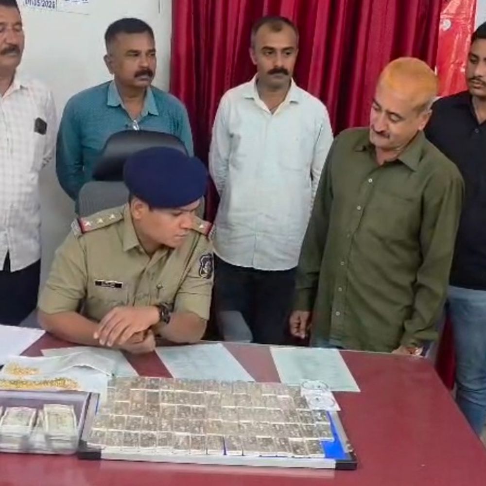20 કિલો 200 ગ્રામ ચાંદી સાથે રાજકોટનો મુસાફર ઝડપાયો:તહેવારોને પગલે વડોદરા રેલવે સ્ટેશન પર સઘન ચેકિંગ દરમિયાન 3,40,000 રોકડ પણ જપ્ત કરી, 50.98 લાખ રૂપિયાનો મુદ્દામાલ મળ્યો, બિલ ન મળતા તપાસ શરૂ