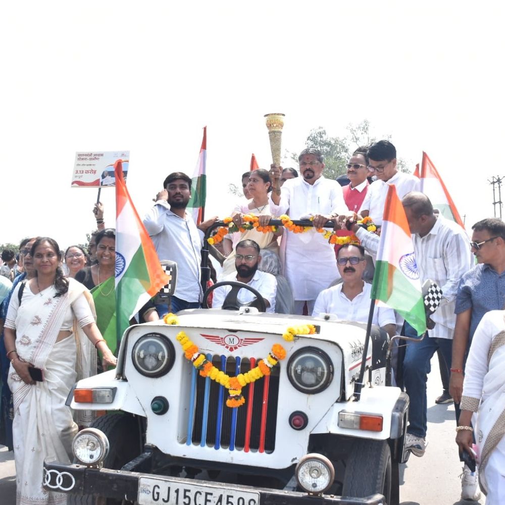 નાનાપોંઢામાં સેવા જ્યોતિ યાત્રા અને વિકસિત ભારત સંકલ્પ સભા યોજાઈ:વડાપ્રધાન મોદીના 25 વર્ષના જાહેર જીવનની ઉજવણી, મંત્રી નરેશભાઈ પટેલ હાજર રહ્યા