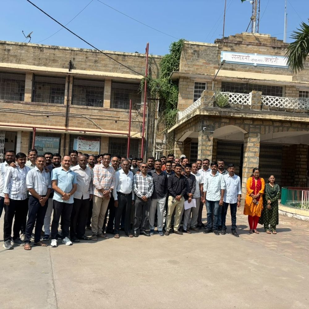 સુરેન્દ્રનગરમાં 350 મહેસૂલી કર્મચારીઓ અચોક્કસ હડતાળ પર:14 પડતર માંગણીઓના ઉકેલ માટે કલેક્ટર કચેરીની કામગીરી પર અસર