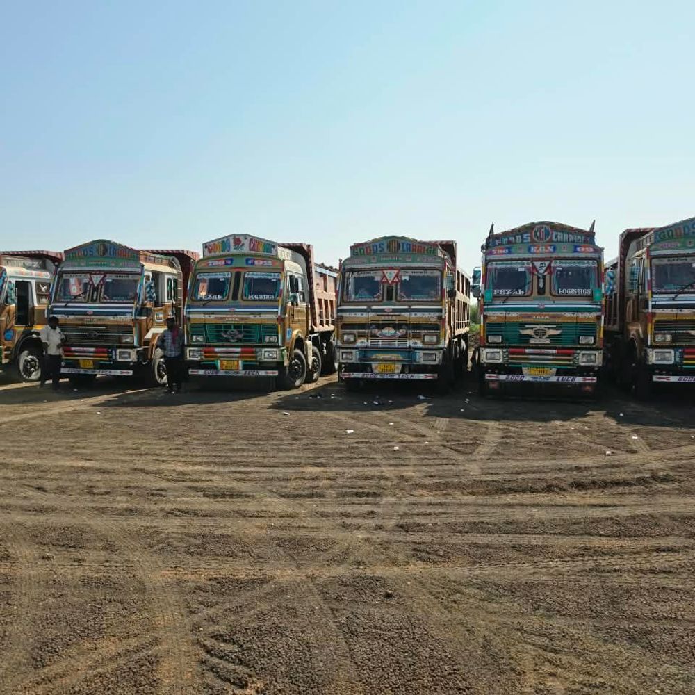 દુર્ગાપુરમાં સરકારી જમીન પરથી બેન્ટોનાઇટનો ગેરકાયદે જથ્થો ઝડપાયો:GIDC પાછળની જમીન પરથી 6 ડમ્પર પણ જપ્ત કરાયા