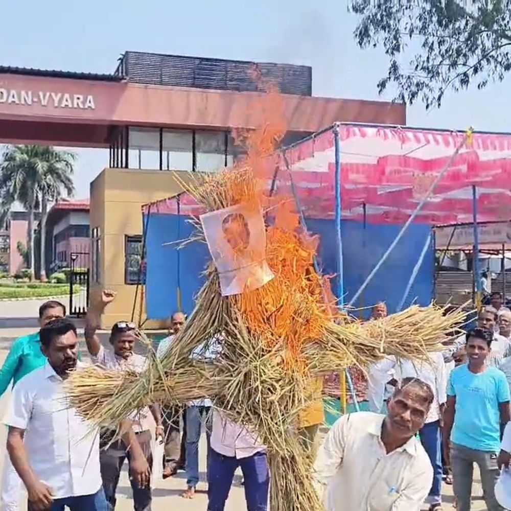 વ્યારા સુગરમાં બાકી નાણાં ન મળતા ખેડૂતોનો ઉગ્ર વિરોધ:તાપી સેવાસદન બહાર સહકારી અગ્રણી માનસિંગ પટેલના પૂતળાનું દહન, ભાજપના જ અગ્રણીઓ જોડાયા