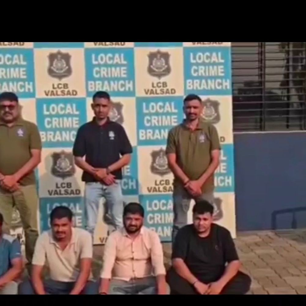 વલસાડમાં પ્રોહિબિશન ગુનાના 4 વોન્ટેડ આરોપી પકડાયા:LCB ટીમે બાતમી અને ટેકનિકલ સર્વેલન્સથી ઝડપ્યા, વલસાડ રૂરલ પોલીસને સોંપ્યા