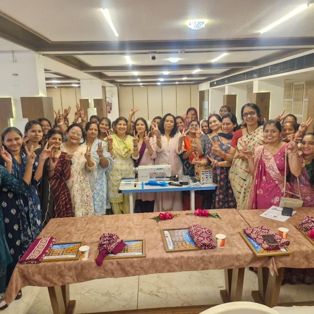 પાટણમાં 30 મહિલાઓને સિલાઈ મશીન અને પ્રમાણપત્ર અપાયા:ઓએનજીસી અને ગુરુ ફાઉન્ડેશનના સહયોગથી 3 મહિનાની ફેશન ડિઝાઇનિંગ તાલીમ બાદ વિતરણ