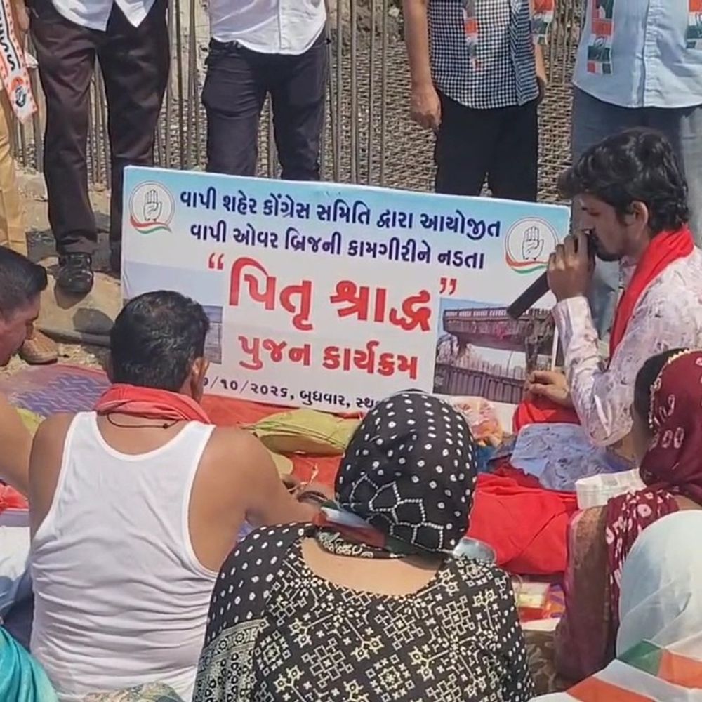 વાપીમાં અધૂરા ROB બ્રિજ માટે કોંગ્રેસે પિતૃ તર્પણ કરી વિરોધ:શ્રાદ્ધ પર્વમાં અનોખો વિરોધ; 4 વર્ષથી કામ અટકતા વેપારીઓ અને લોકો પરેશાન