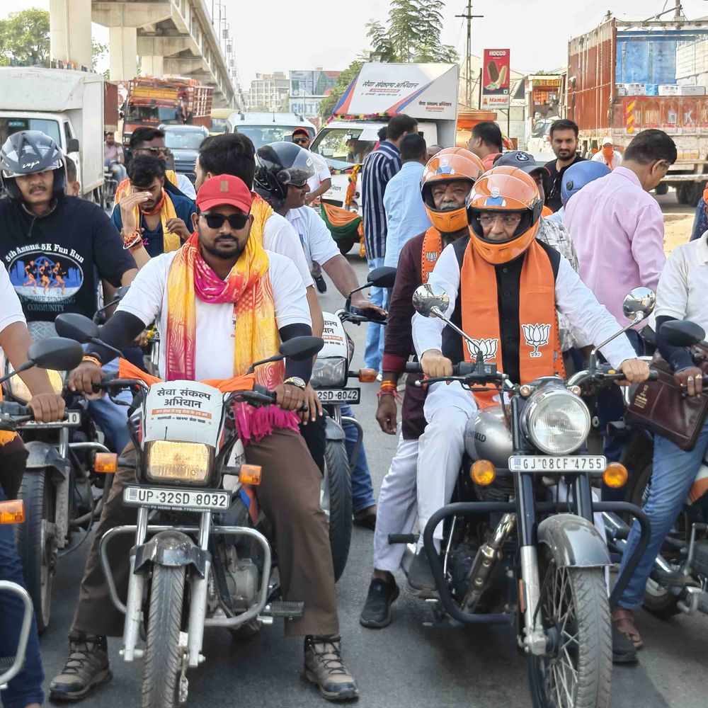 કેબિનેટ મંત્રી મોઢવાડિયા બાઇક ચલાવી યાત્રામાં જોડાયા:પાલનપુરથી વડગામ 'સેવા સંકલ્પ' યાત્રાનું ભવ્ય સ્વાગત, PM મોદીના 25 વર્ષ સેવા ઉજવણી