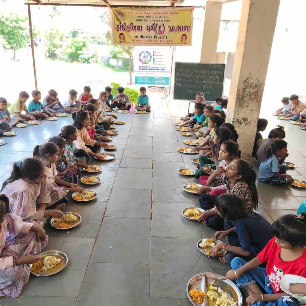સ્વ. હસુમતીબેનની સ્મૃતિમાં હેલ્પ્સ ફાઉન્ડેશને શાળાના બાળકોને ભોજન કરાવ્યું:નંદલાલ પટેલના શ્રાદ્ધ નિમિત્તે બાળકોને મિષ્ટાન ભોજન કરાવી સેવાભાવનો સંદેશ અપાયો