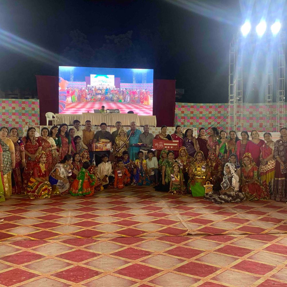 જામનગરમાં ગોરાણી ગ્રુપ દ્વારા પ્રથમવાર મહારાસ ગરબા મહોત્સવ યોજાયો:1500 બ્રહ્મસમાજના બહેનો અને બાળકોએ એકસાથે ગરબા રમીને અદ્ભુત માહોલ બનાવ્યો