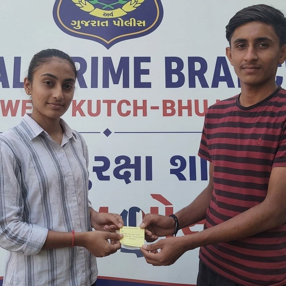 પશ્ચિમ કચ્છ સાયબર સેલે 36 ગુમ મોબાઈલ શોધી પરત કર્યા:'તેરા તુજકો અર્પણ' અભિયાન હેઠળ 6.85 લાખના ફોન મળતા માલિકો ખુશ