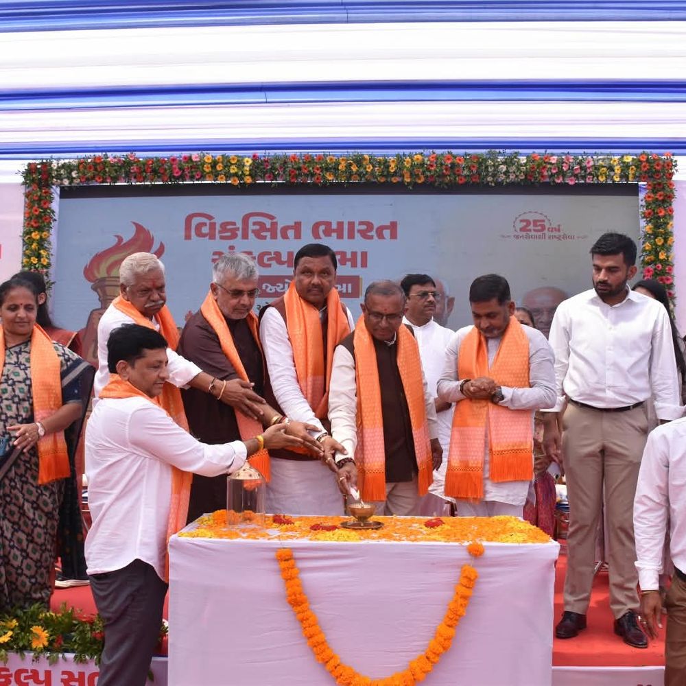 અરવલ્લીમાં વિકસિત ભારત સંકલ્પ સભા યોજાઈ, મંત્રીએ લાભો વહેંચ્યા:વડાપ્રધાન-રાષ્ટ્રીય અધ્યક્ષનું વર્ચ્યુઅલ સંબોધન, મોડાસામાં મશાલ રેલી નીકળી