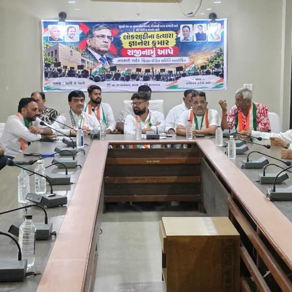 નવસારી કોંગ્રેસે CEC જ્ઞાનેશકુમાર પર લોકશાહીની હત્યાનો આરોપ લગાવ્યો:SIR રદ કરવા અને બેલેટ પેપરથી ચૂંટણી યોજવાની માગ કરાઈ, આંદોલનની ચીમકી ઉચ્ચારી