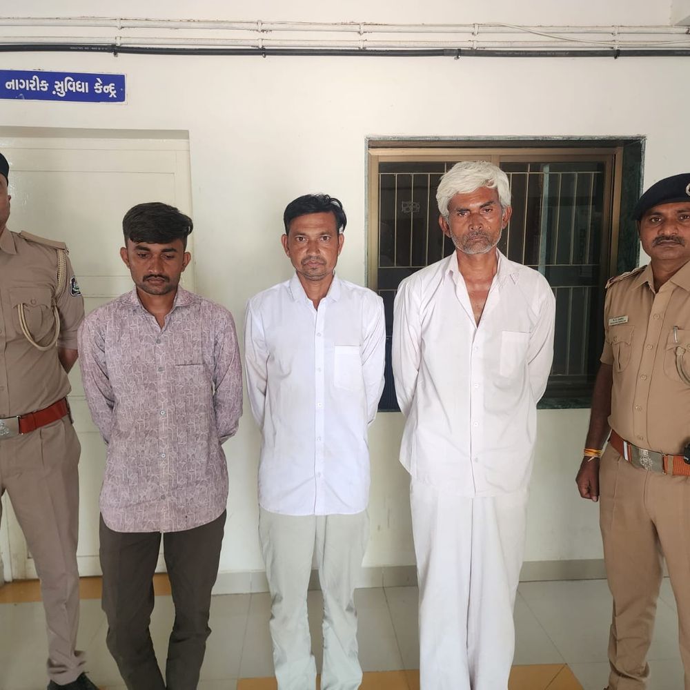 દીકરાની આત્મહત્યા બાદ રોકકળ કરનાર પરિવારના સભ્યો જ હત્યારા નીકળ્યા:ચુડાના કોરડા ગામે માતા સહિત પરિવારના 6 સભ્યોએ યુવકનું ગળું દબાવી હત્યા કરી લટકાવી દીધો
