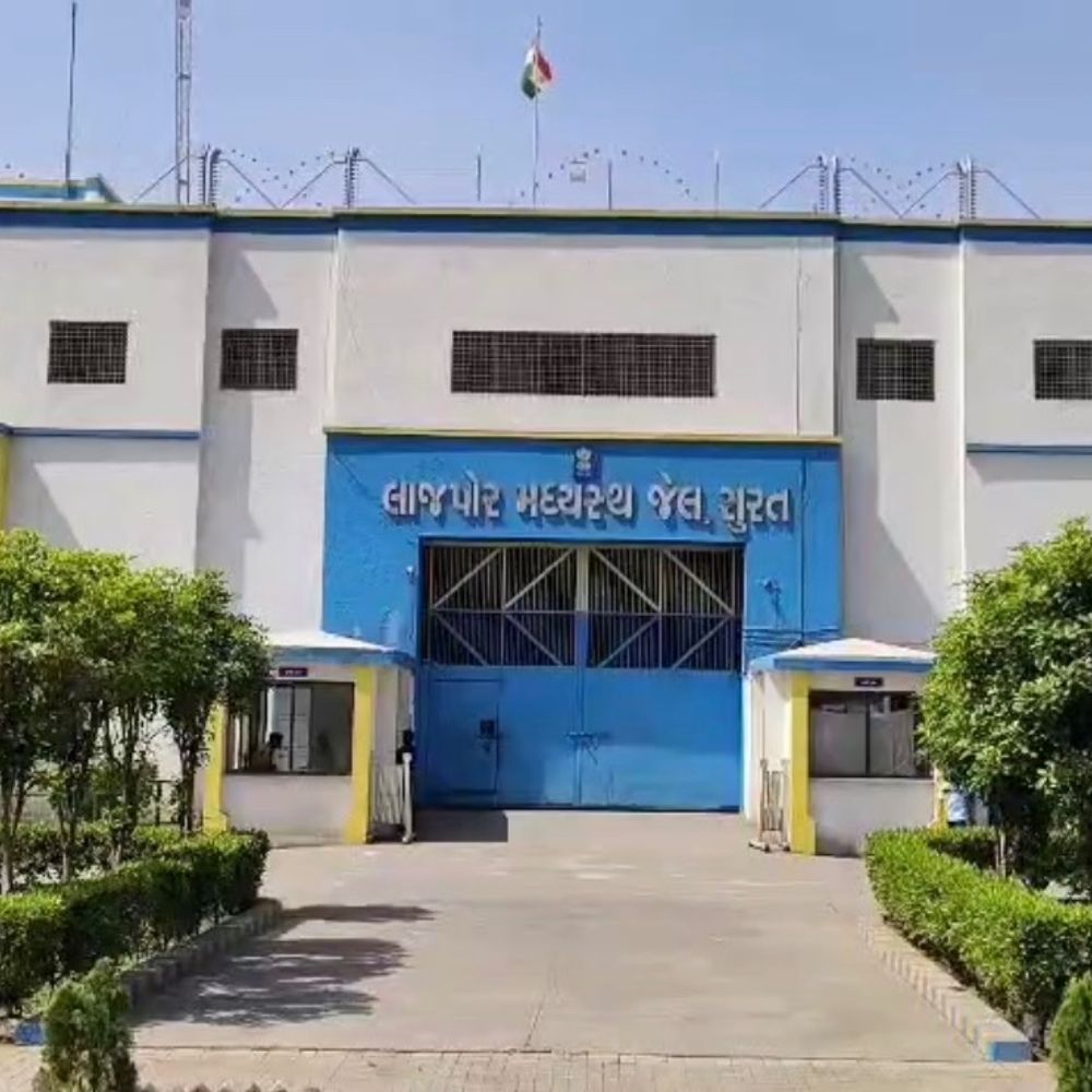 લાજપોર જેલમાં VIP ટ્રીટમેન્ટનો પર્દાફાશ:11 મોબાઈલ મળતાં 2 હવાલદાર, 3 સુબેદાર અને 3 સિપાહી સસ્પેન્ડ, જેલરની બદલી, 3 માથાભારે કેદી ટ્રાન્સફર