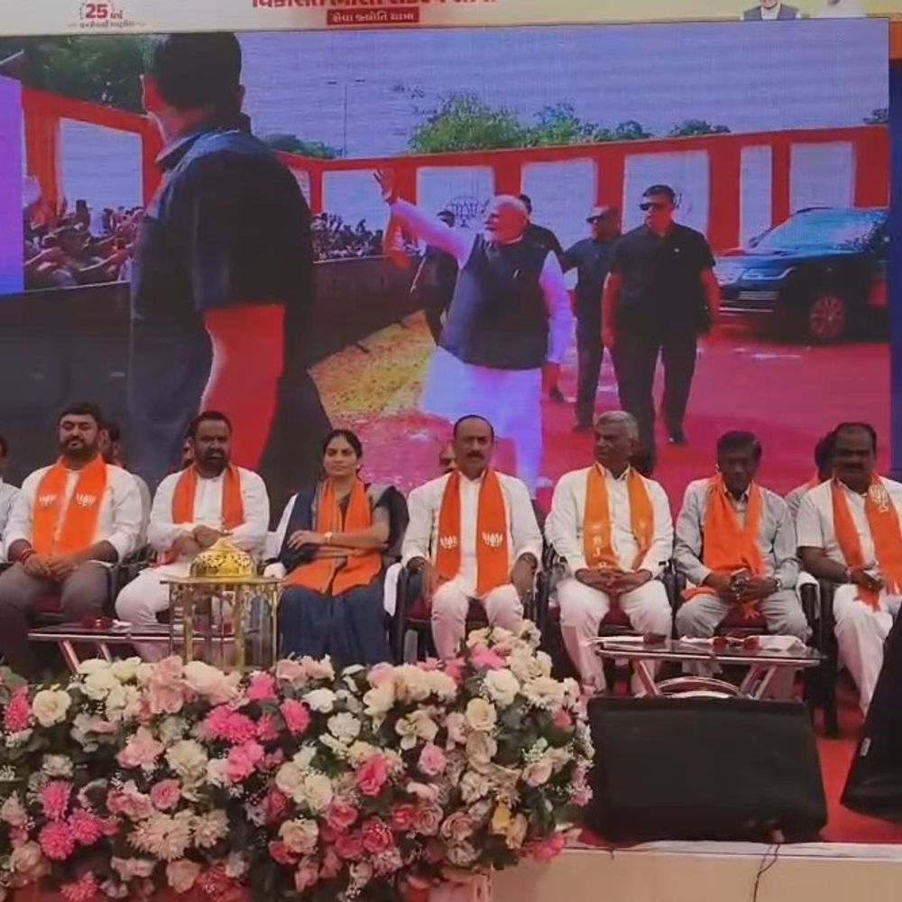 PMની 25 વર્ષીય સેવાની ઉજવણી નિમિતે સેવા જ્યોતિ યાત્રા યોજાઈ:નરસિંહ મહેતા તળાવ ખાતે 'વિકસિત ભારત સંકલ્પ સેવા ચોક'નું નામકરણ કરાયું