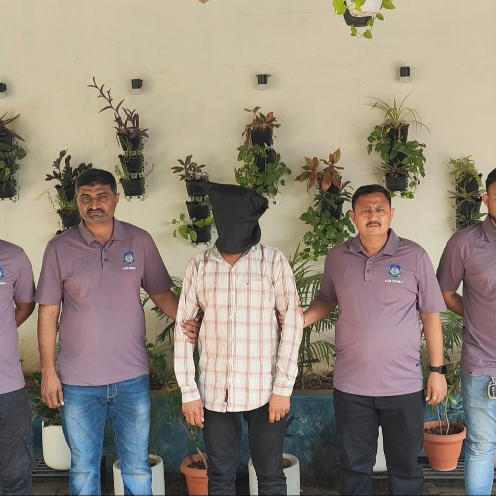 અમદાવાદમાં નિવૃત્ત બેંક કર્મચારી હનીટ્રેપનો શિકાર:ગાડીમાં યુવતી બેઠી ને 10 સેકન્ડમાં 'નકલી પોલીસ' ત્રાટકી, 25 લાખ પડાવ્યા