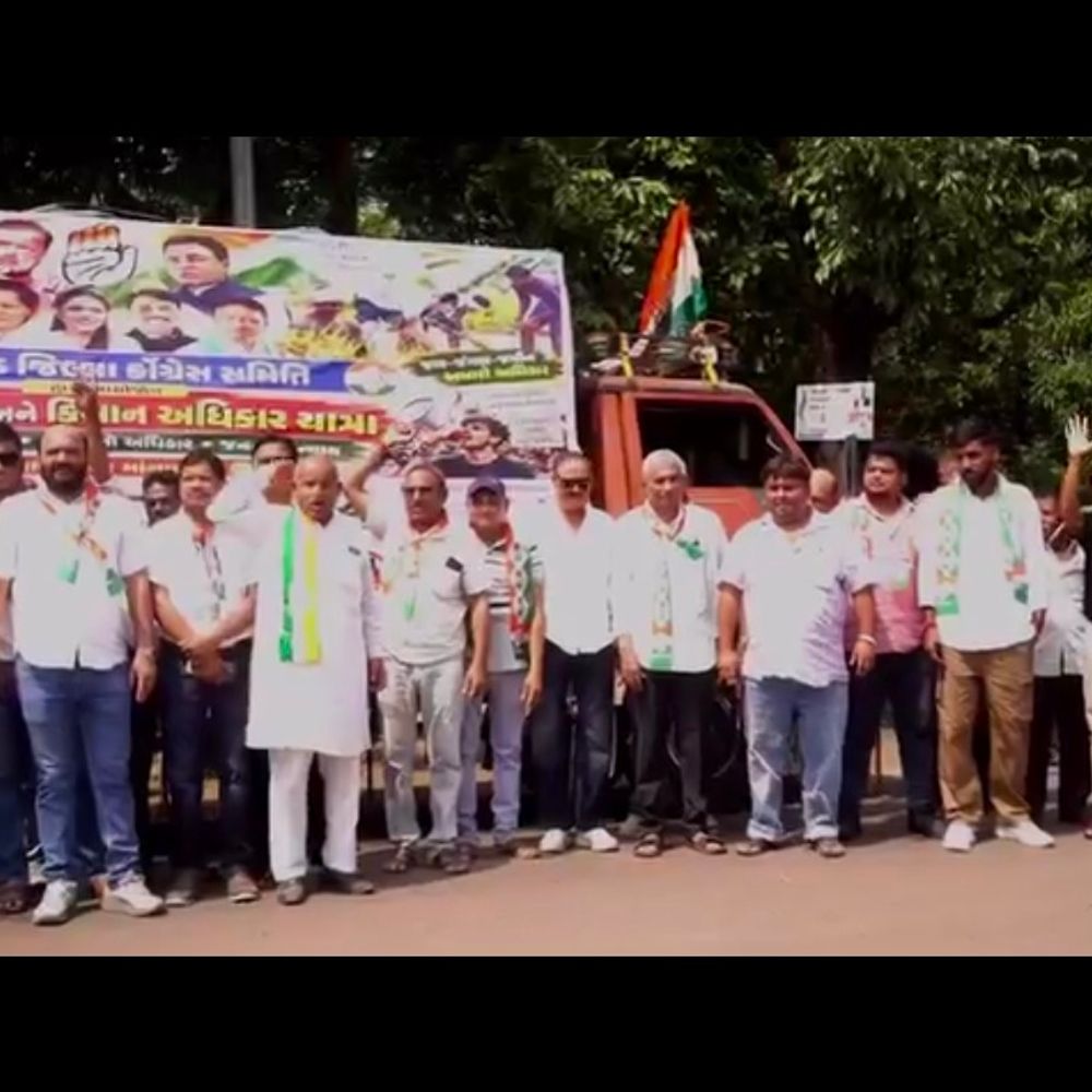 વલસાડમાં કોંગ્રેસની ‘GEN Z અને કિસાન અધિકાર યાત્રા’:યુવાનો અને ખેડૂતોના અધિકારો માટે અબ્રામાથી ઘડોઈ ફાટક સુધી રેલી નીકળી