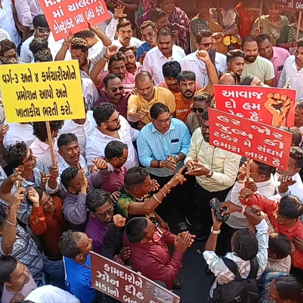 બે કલાક સુધી લોકો હેરાન થયા:AMC ઓફિસ ખાતે નોકર મંડળે વિવિધ પ્રશ્નોને લઈને વિરોધ પ્રદર્શન કરતા ટ્રાફિક જામ, કમિશનરે મોડી મિટિંગ કરી ખાતરી આપી