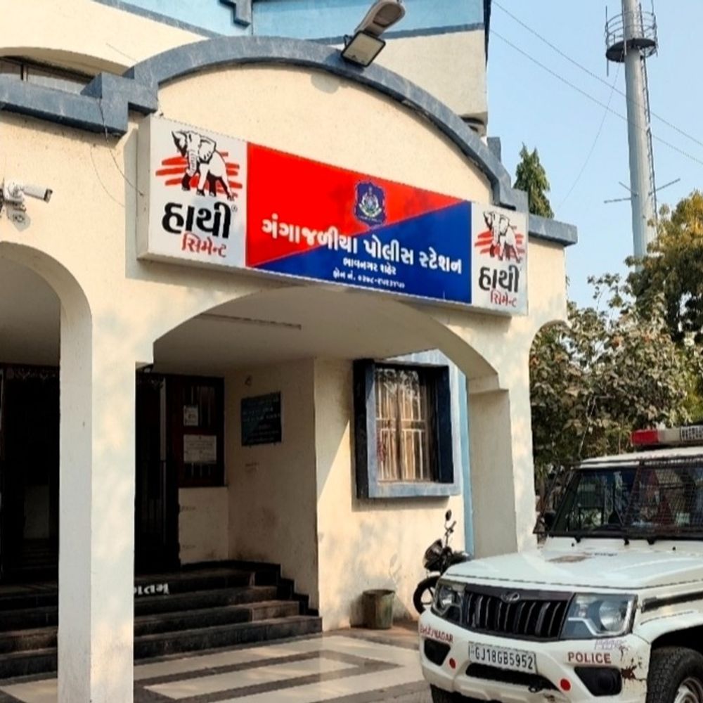 કરચલીયાપરામાં મહિલા અને તેના પુત્રને જાનથી મારી નાંખવાની ધમકી:જૂની અદાવતમાં ત્રણ શખ્સોએ અપશબ્દો બોલી ધમકી આપી, ગંગાજળિયા પોલીસ મથકમાં ફરિયાદ