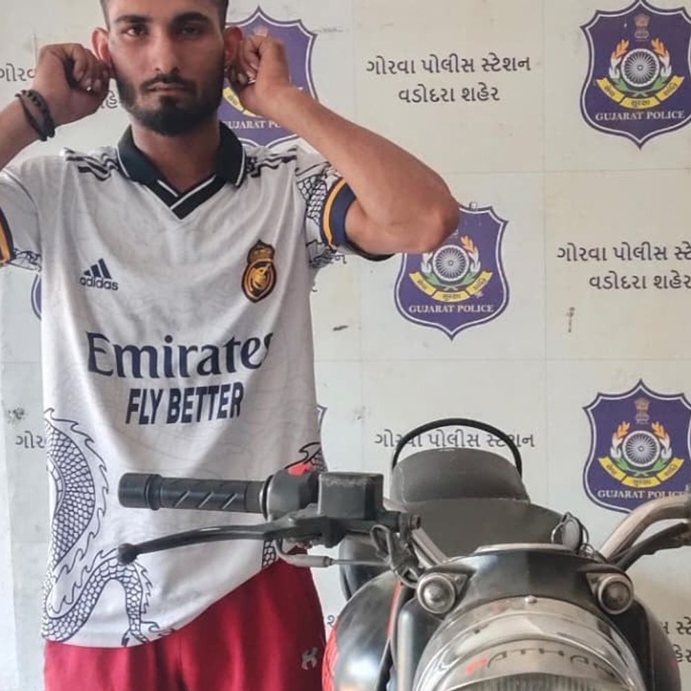 બુલેટમાં ફટાકડા ફોડતા સ્ટંટબાજોને પાઠ ભણાવ્યો:ચાલુ બાઈકે ફટાકડા ફોડી અરાજકતા ફેલાવતા ચાલકની અટકાયત, પોલીસે કાન પકડાવી માફી મંગાવી