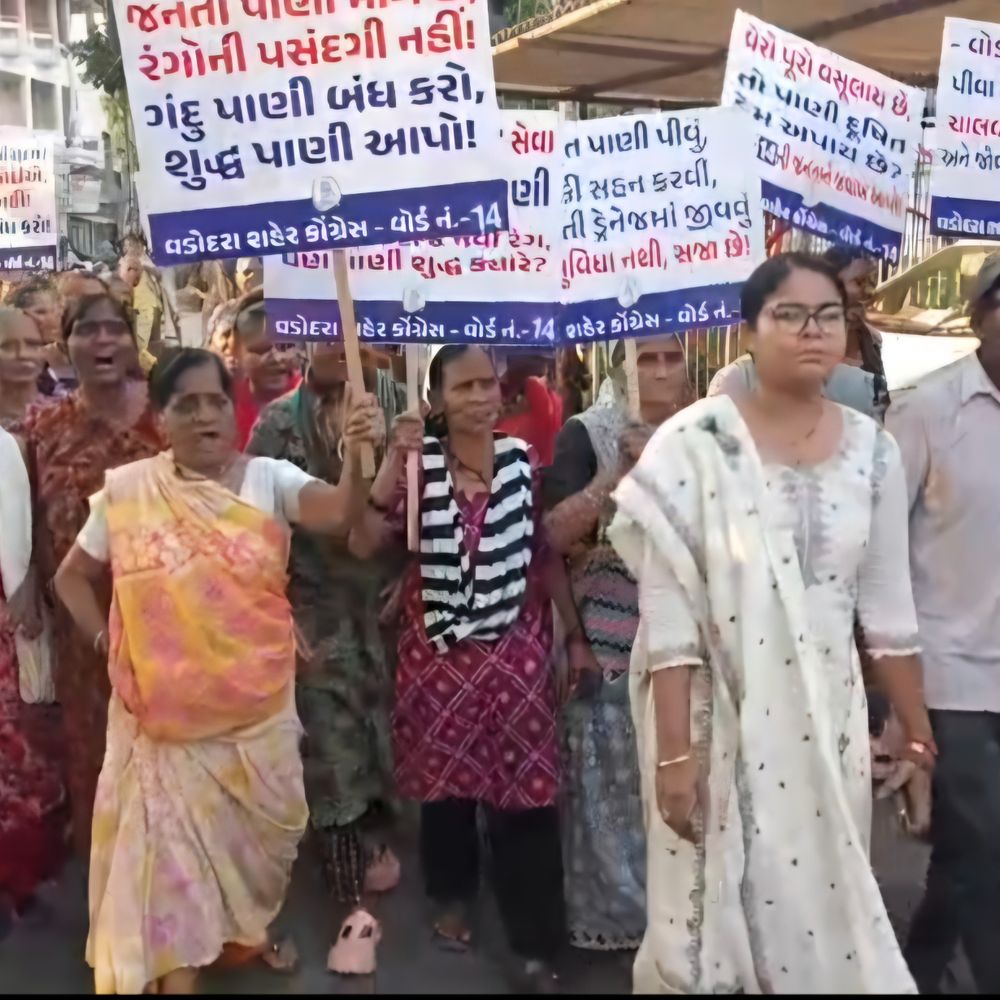 ચોમાસું પૂરું થતાં જ વડોદરામાં જળસંકટ:વોર્ડ નં.14માં 4 મહિનાથી પાણીની ધાંધિયાથી રહીશો આક્રમક, રજૂઆત કરવા આવ્યા તો પાલિકાના ગેટ બંધ કર્યા