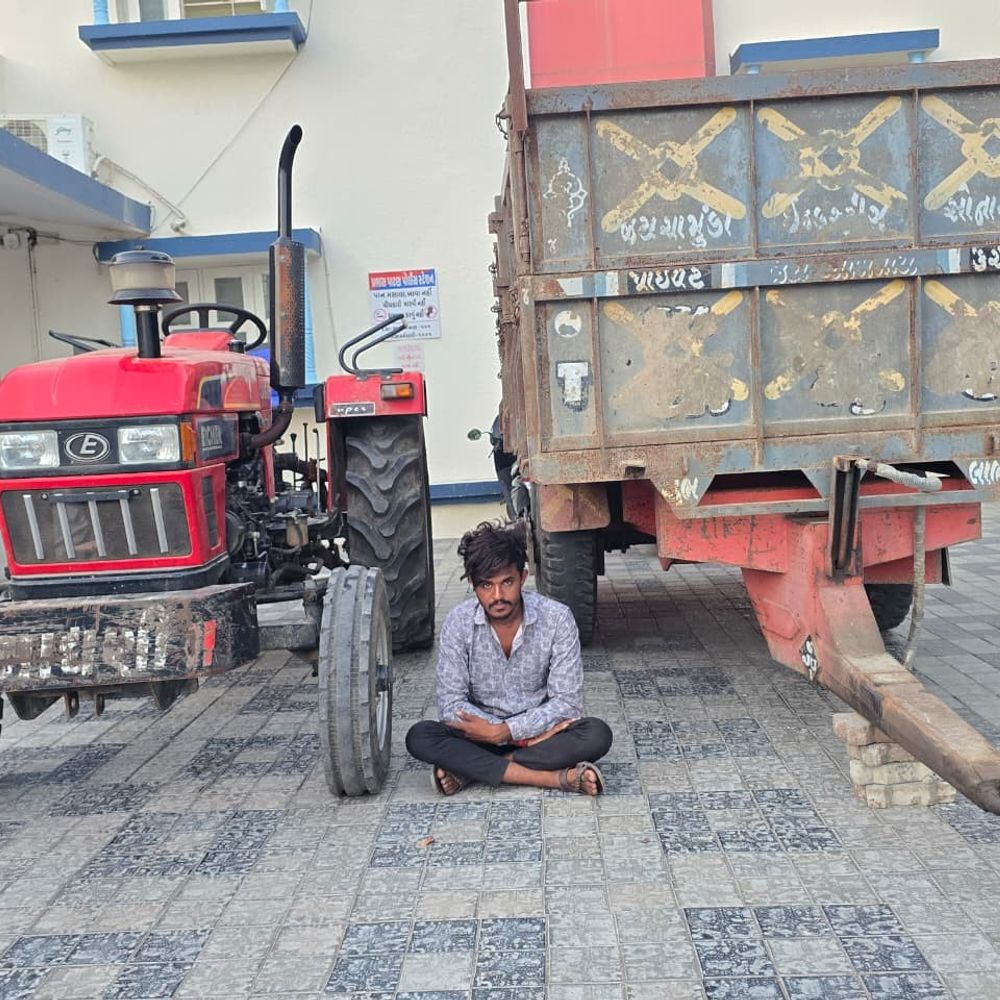 પ્રભાસપાટણમાં ટ્રેક્ટર ટ્રોલી ચોરીનો ભેદ ઉકેલાયો:રૂ.5.35 લાખના મુદ્દામાલ સાથે એક આરોપી ઝડપાયો, આઇશર ટ્રેક્ટર અને મોબાઇલ પણ કબજે