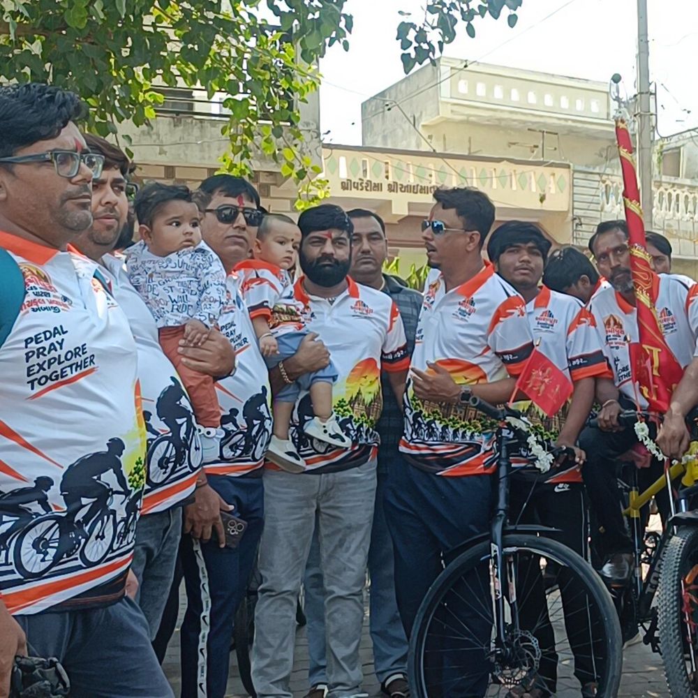 લક્ષ્મીપુરાથી અંબાજી માટે 52 વર્ષ જૂની સાયકલ યાત્રા રવાના:વડેરી માતાના મંદિરેથી નવરાત્રીની ધજા લઈ 70થી 80 યુવાનો જોડાયા