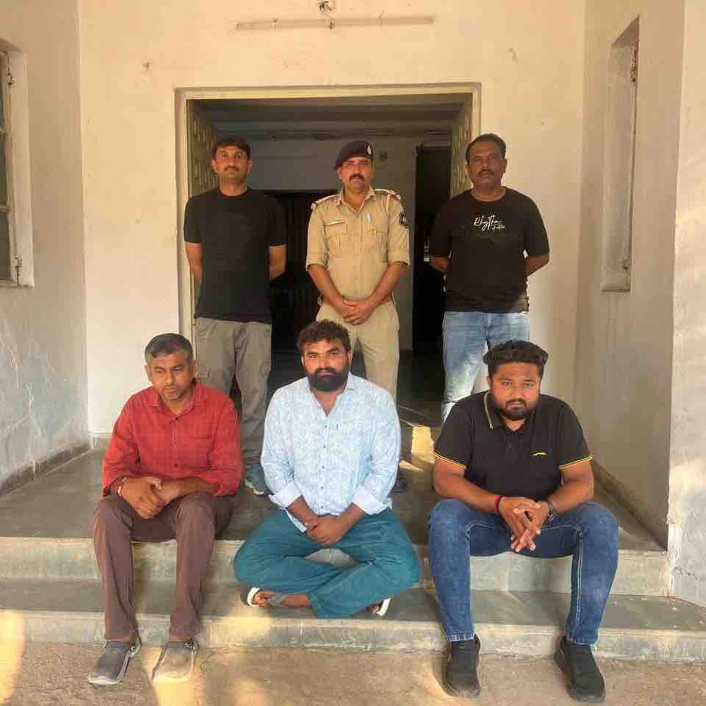 અમરેલીમાં સિંહદર્શનના વિવાદમાં વનકર્મી પર હુમલો:ચલાલા પોલીસે 3 આરોપીની ધરપકડ કરી, ફરજમાં રૂકાવટ અને ધમકીની ફરિયાદ નોંધાઈ