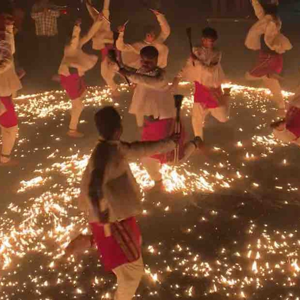 નવરાત્રી પહેલાં જામનગરમાં મશાલ રાસની તૈયારી શરૂ:પટેલ યુવક ગરબી મંડળ 1957થી પરંપરા, સંસ્કૃતિ અને સાહસનું પ્રતીક જાળવી રહ્યું છે
