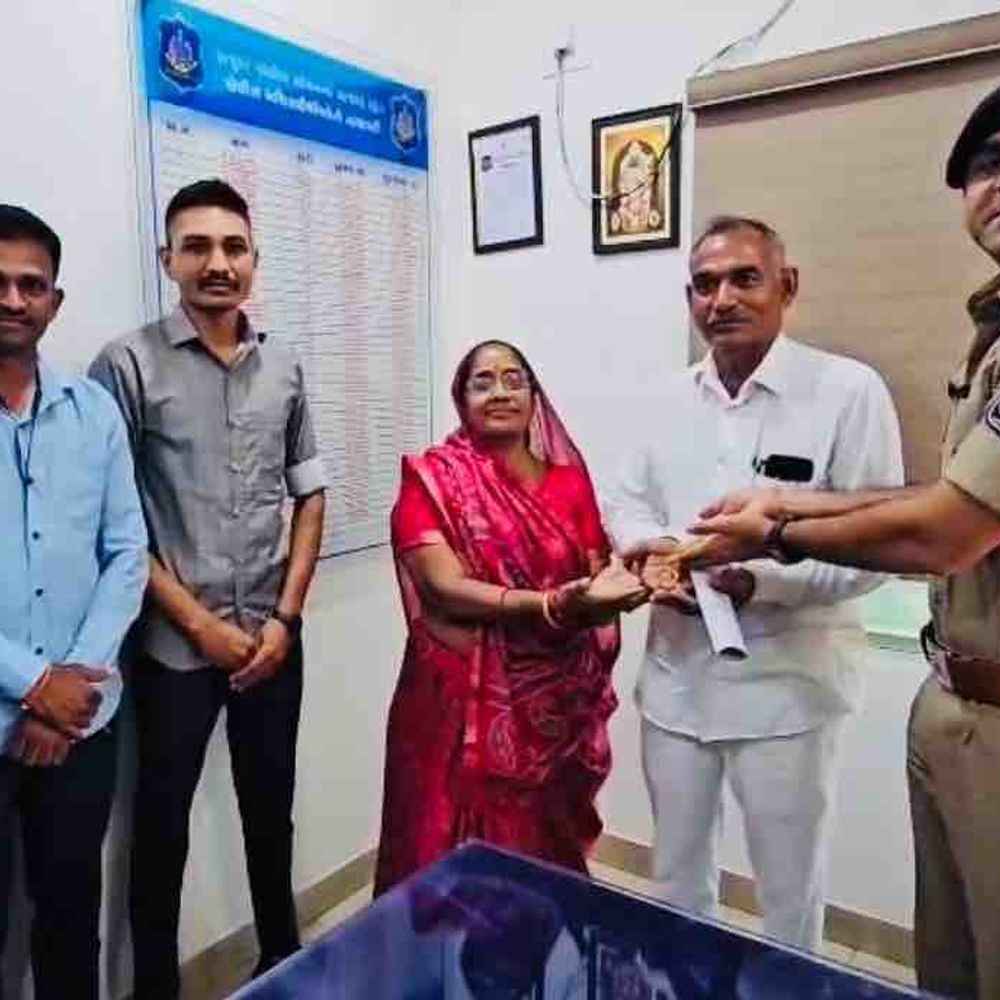 રાજુલા પોલીસની સરાહનીય કામગીરી:170 CCTV તપાસી રૂ.1.17 લાખનો સોનાનો ચેન અને સાયબર ફ્રોડના રૂ.99,900 પરત અપાવ્યા