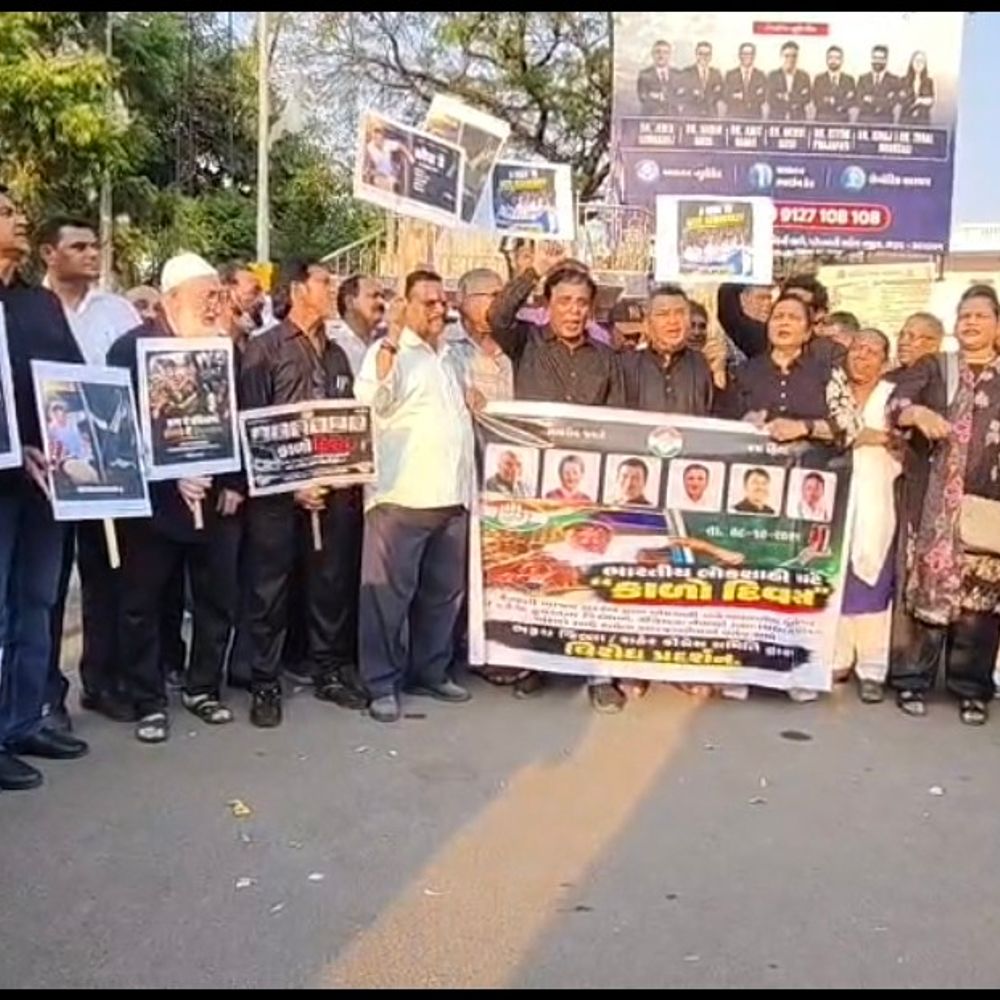 ભરૂચમાં કોંગ્રેસે કાળા કપડાં પહેરી મુખ્ય ચૂંટણી કમિશનરનો વિરોધ કર્યો:જ્ઞાનેશકુમાર વિરુદ્ધ સૂત્રોચ્ચાર, ચૂંટણી પંચ પર પણ આક્ષેપો સાથે વિરોધ પ્રદર્શન