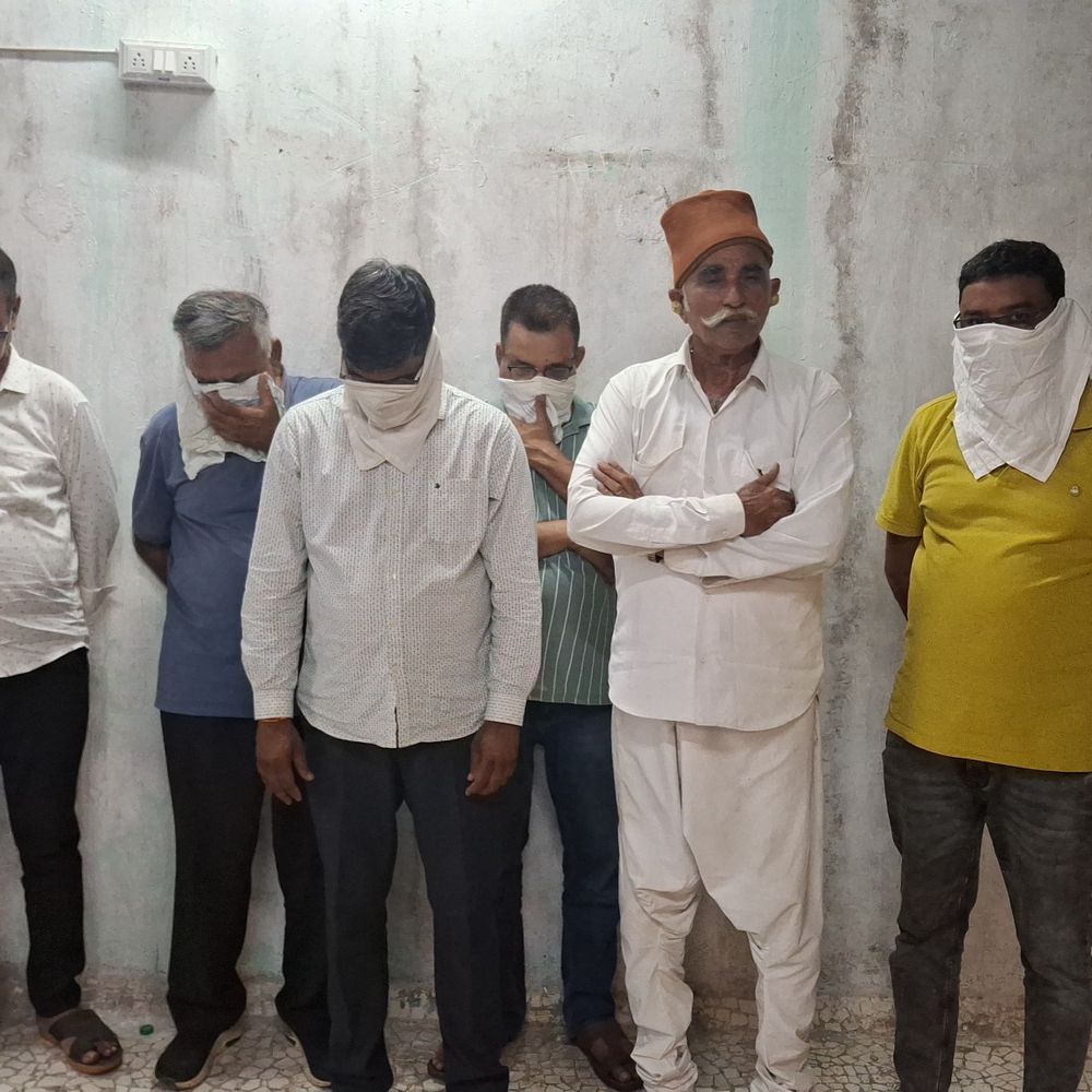 તિથલ રોડના ફ્લેટમાં હાઇપ્રોફાઇલ જુગારધામ ઝડપાયું, 6 જુગારીની ધરપકડ:અમીધારા એપાર્ટમેન્ટના ફ્લેટ નં. 501માં ગંજીપાનાથી જુગાર, ₹2.53 લાખનો મુદ્દામાલ કબજે