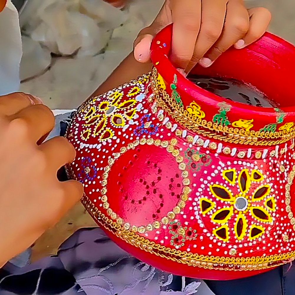 ભુજમાં નવરાત્રી માટે માટીના ગરબામાં પરંપરા અને આધુનિકતાનો સંગમ:કારીગરોની અનોખી કારીગરીથી ધાર્મિક પર્વની રોનક વધી