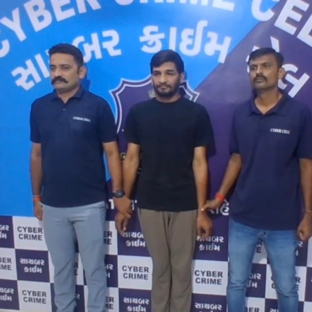 પાકિસ્તાન-ચીનના સાયબર માફિયાઓ સાથે સીધો સંપર્ક ધરાવતો આરોપી પોરબંદરથી ઝડપાયો:સુરતમાં સોનાની વીંટી ખરીદી UPI પેમેન્ટ કરતાં ભાંડો ફૂટ્યો, 80 બેંક એકાઉન્ટ્સ અને ₹11 કરોડના ફ્રોડનો ખુલાસો