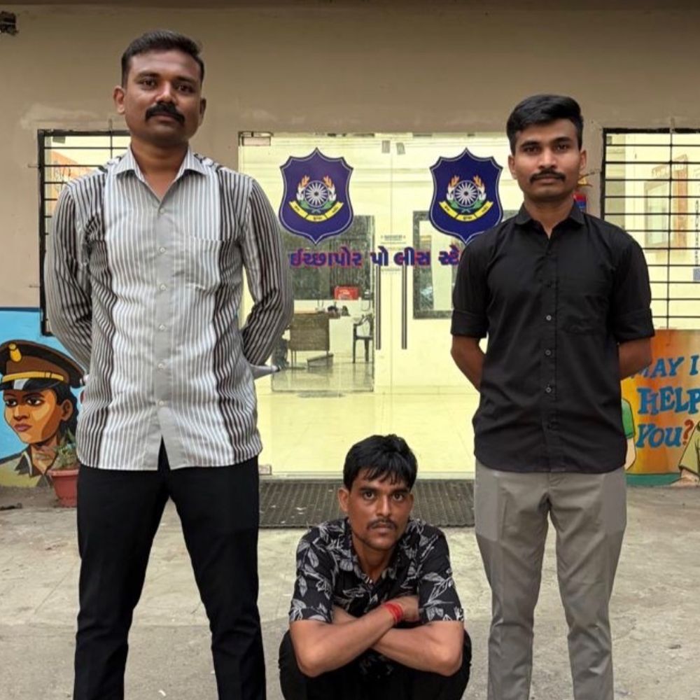 ઈચ્છાપોરમાં જમવા બોલાવેલી બાળકી પર માતાના જ પરિચિતે ગુજાર્યું દુષ્કર્મ:ધરપકડ બાદ બદનામીના ડરે લોકઅપમાં જ અંડરગાર્મેન્ટના નાડાથી ગળાફાંસો ખાધો, વજનના કારણે નાડુ તૂટતા જીવ બચ્યો