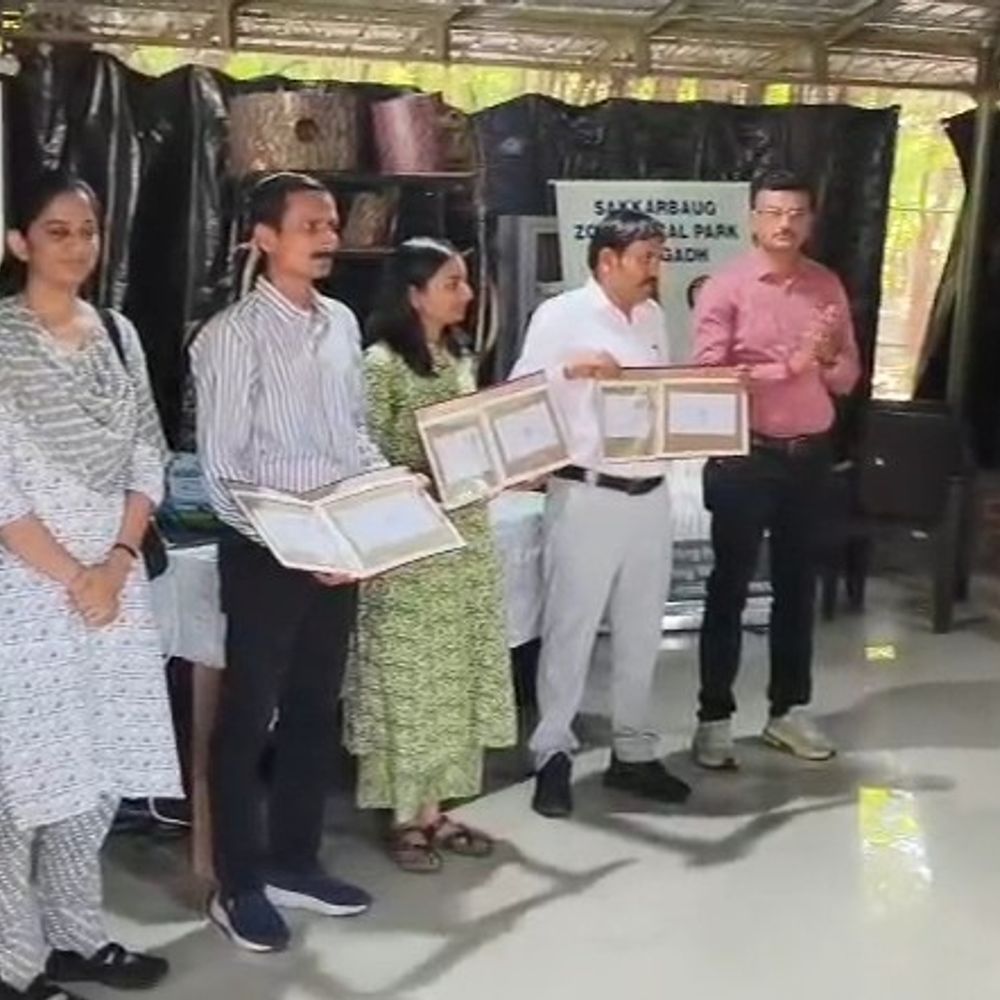 વિશ્વ ઓક્ટોપસ દિવસ નિમિત્તે વિશેષ કેન્સલેશન સ્ટેમ્પ લોન્ચ કરાયો:સક્કરબાગ ખાતે વિશ્વ ઓક્ટોપસ દિવસ નિમિત્તે ભારતીય પોસ્ટ વિભાગ દ્વારા ઓક્ટોપસની થીમ સ્ટેમ્પ લોન્ચિંગ, કેન્સલેશન સ્ટેમ્પ આગામી એક મહિના સુધી કાર્યરત રહેશે.